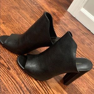 Black open toe shoes